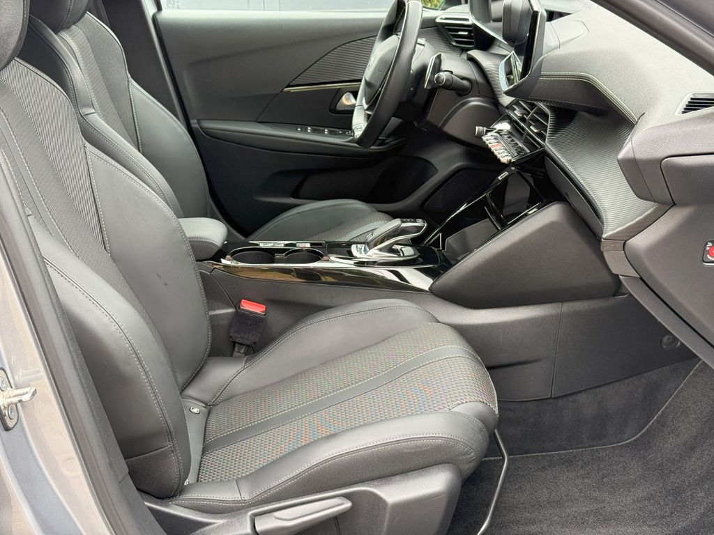 Peugeot 208 2021