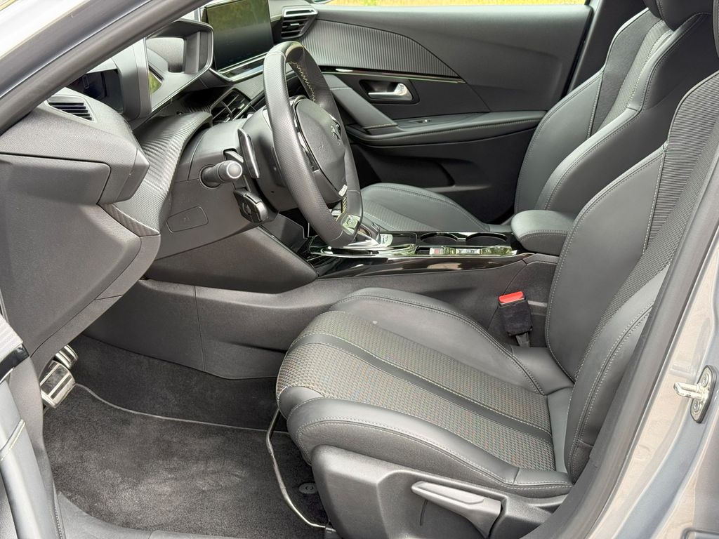 Peugeot 208 2021