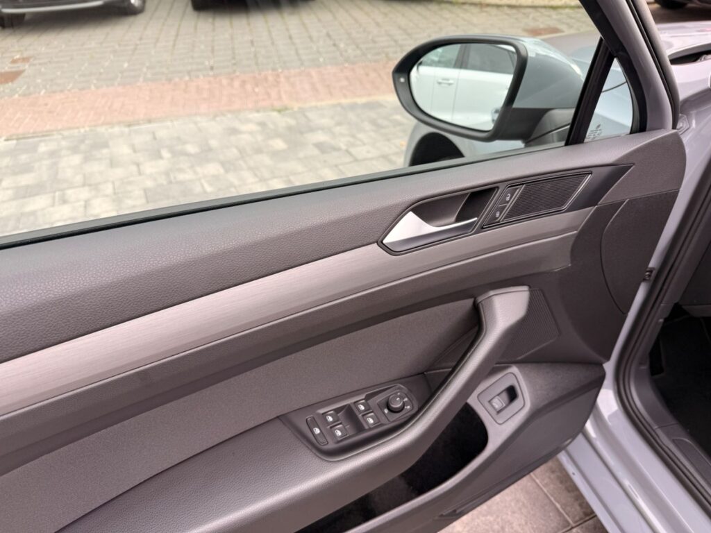 VW Passat Variant Passat Variant Basis TDI/LED/Navi 2022