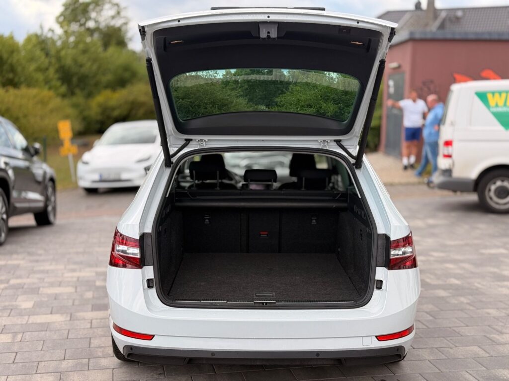SKODA Superb Superb Combi *ACC*AHK*VIRTUAL*RFK*LANEASSIST* 2019