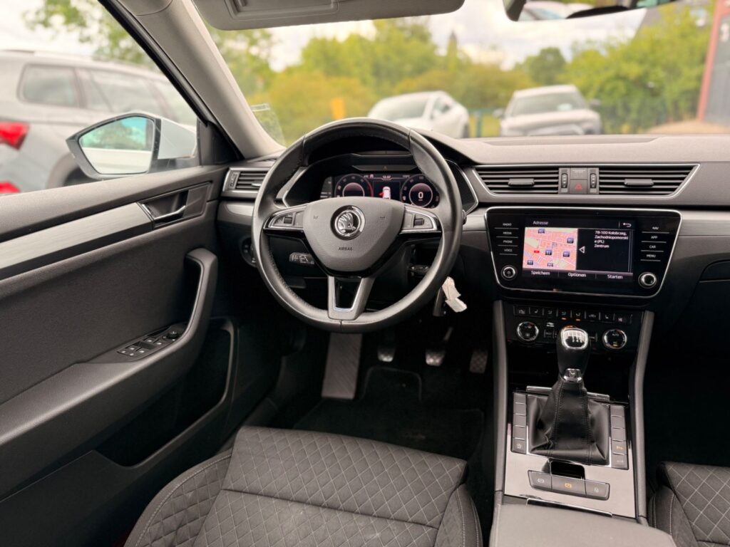 SKODA Superb Superb Combi *ACC*AHK*VIRTUAL*RFK*LANEASSIST* 2019