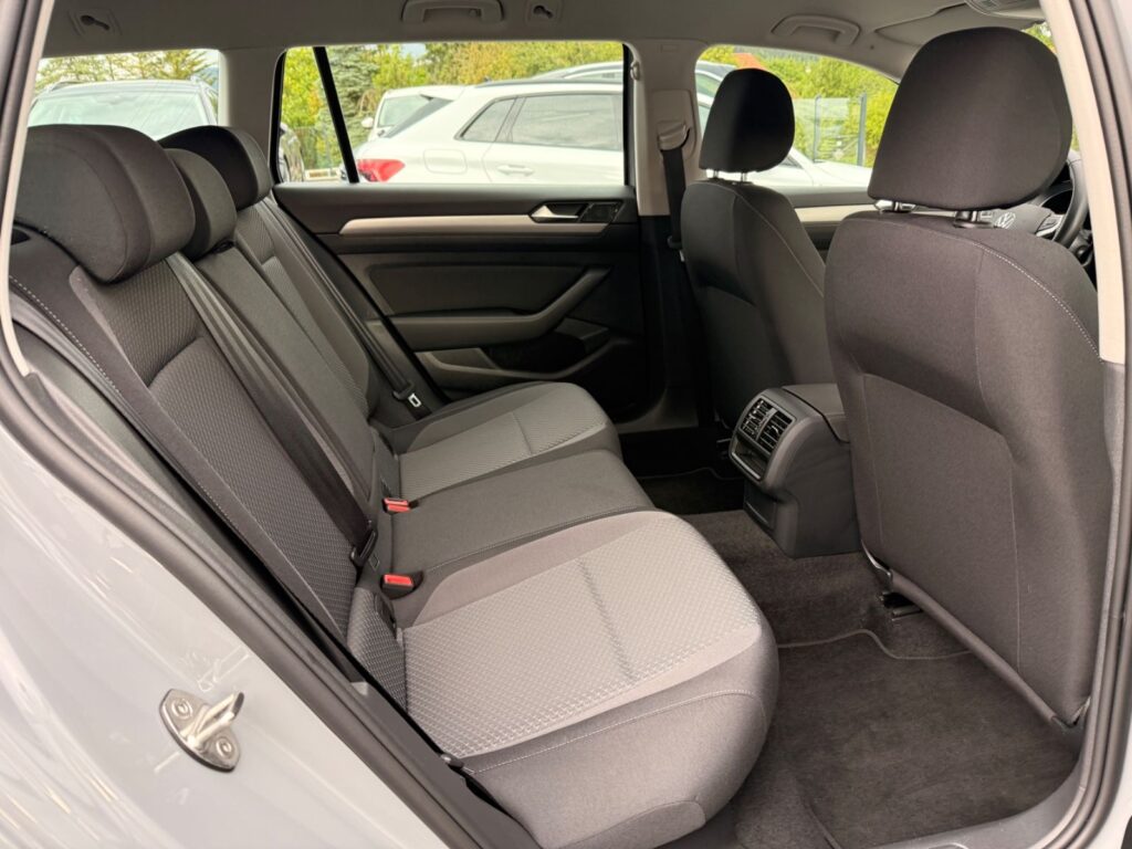 VW Passat Variant Passat Variant Basis TDI/LED/Navi 2022