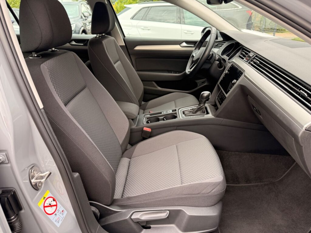 VW Passat Variant Passat Variant Basis TDI/LED/Navi 2022