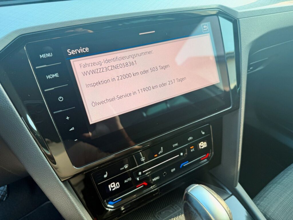 VW Passat Variant Passat Variant Bus. 2.0TDi ACC*LED*RFK*MASS*AHK 2022